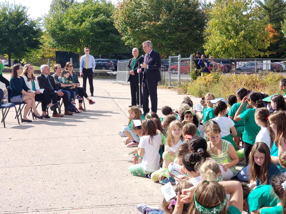 Le maire Jim Watson derrière un micro à l'extérieur à l'école élémentaire publique Julie-Payette